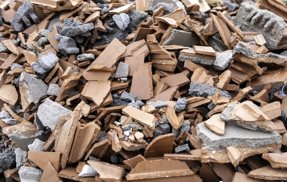 Chantier ext&eacute;rieur avec troncs d'arbres fra&icirc;chement coup&eacute;s empil&eacute;s