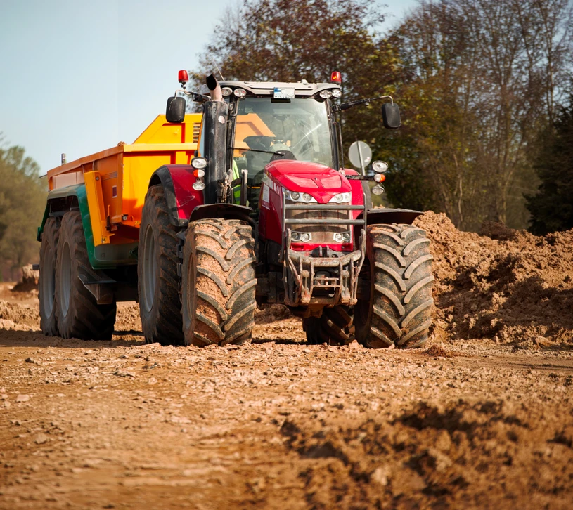 Rang&eacute;e de semi-camions sur le parking