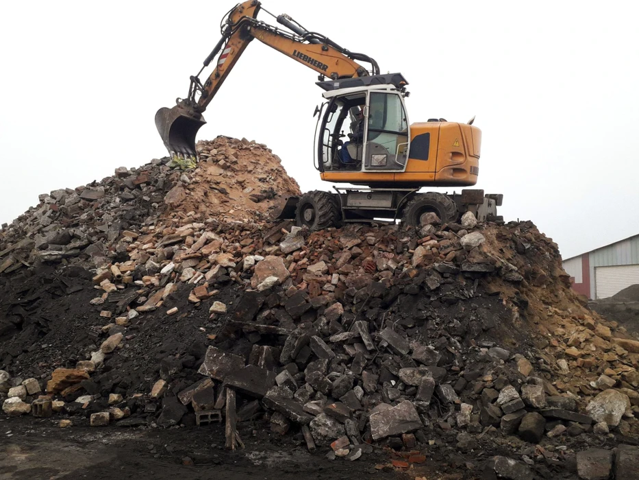 Paysage rural vallonné avec vignobles en terrasses et parcelles agricoles verdoyantes
