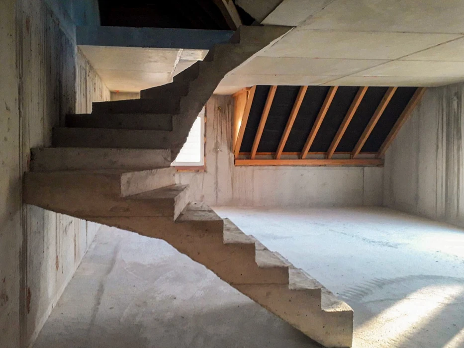 Chantier de construction résidentielle en cours avec maisons individuelles en maçonnerie