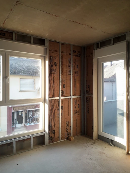 Chantier de construction résidentielle en cours avec plusieurs maisons individuelles à différents stades d'avancement