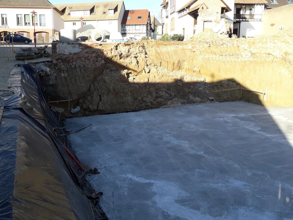 Construction d'une maison privée de béton et de briques de deux étages