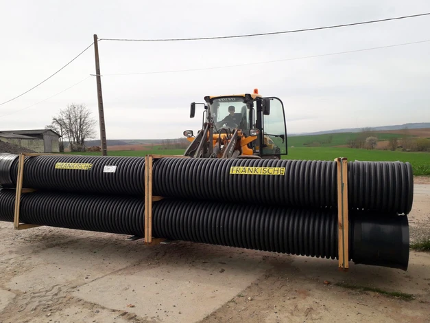 Ouvrier en brique installant une maçonnerie de brique sur la paroi extérieure