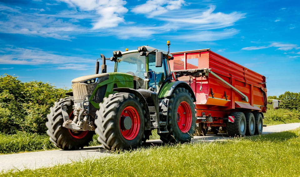 Entrepôt logistique avec travailleur souriant au volant d'un chariot élévateur frontal