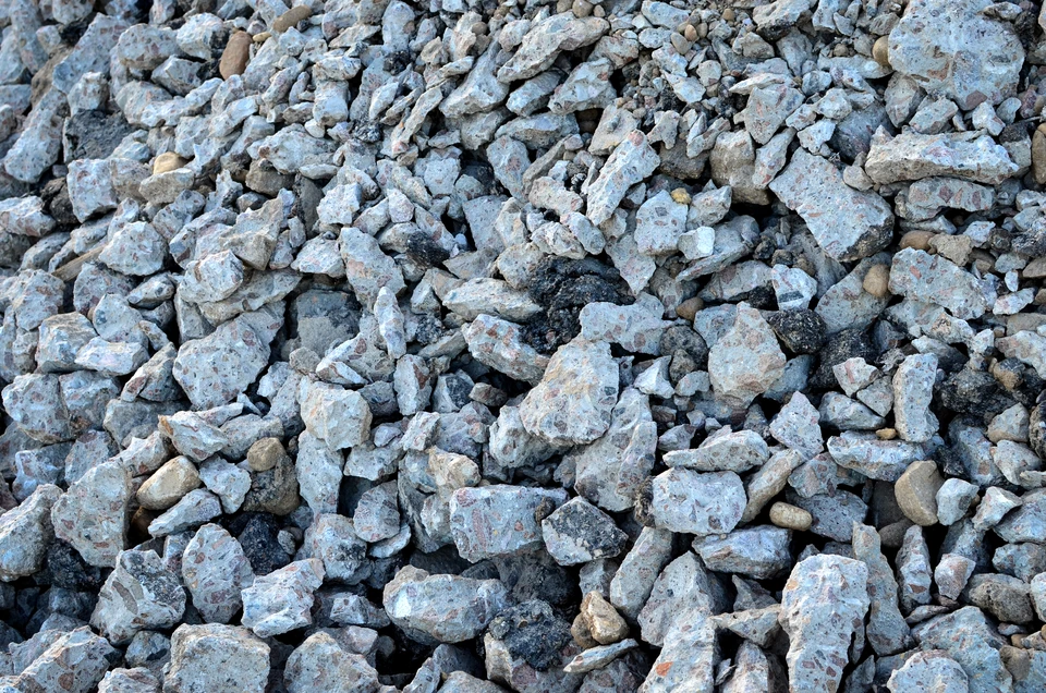 Scène d'intérieur industriel montrant un processus de production alimentaire