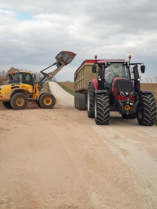 Ouvrier en brique installant une maçonnerie de brique sur la paroi extérieure