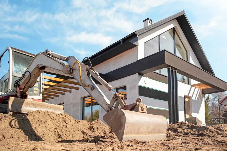 Entrep&ocirc;t logistique moderne avec deux employ&eacute;s en &eacute;quipements de protection individuelle manipulant des palettes