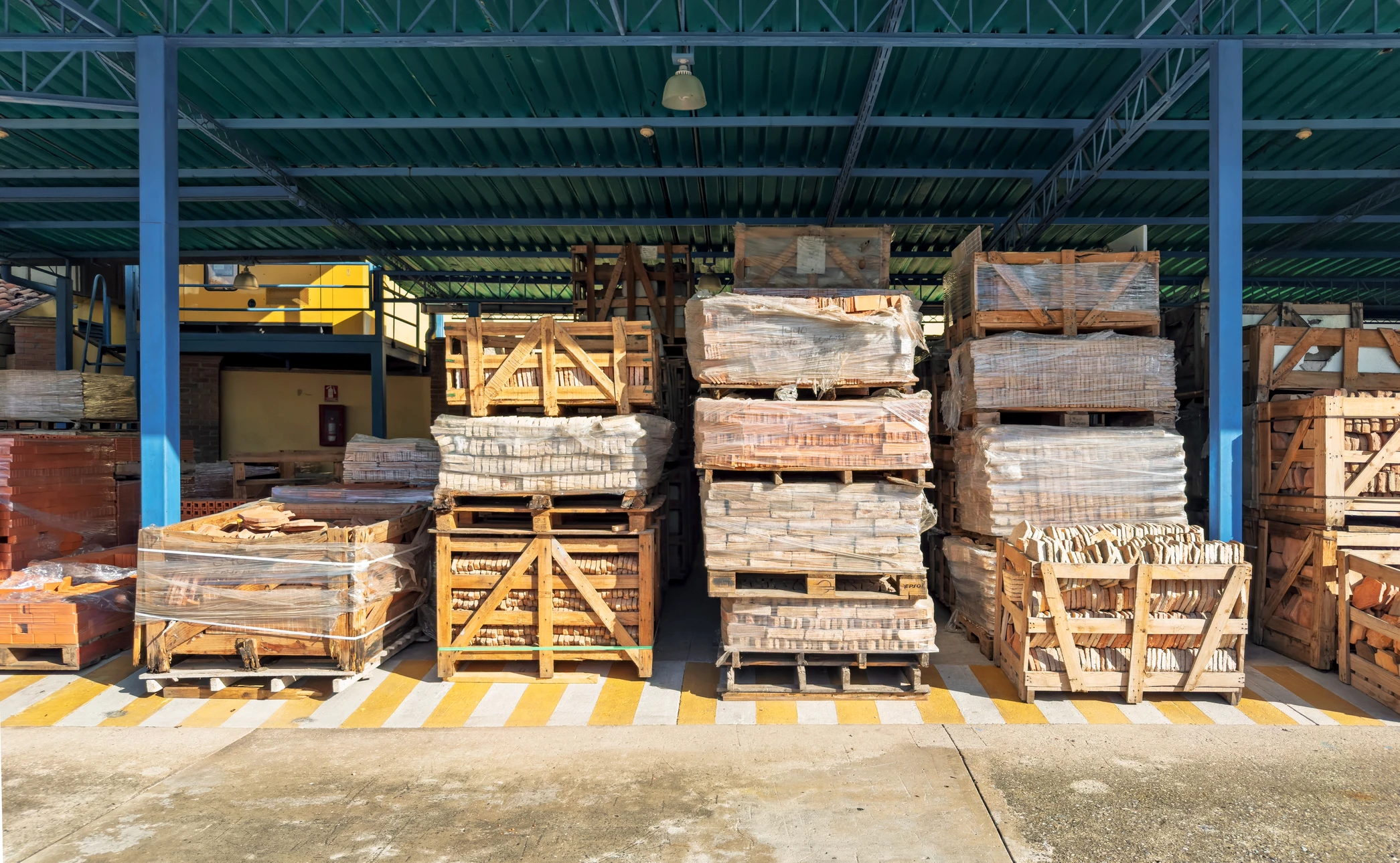 Couvreur professionnel installant des tuiles m&eacute;talliques sur une toiture r&eacute;sidentielle